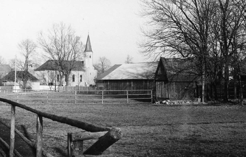 Blick auf St.  Philippus und Jakobus, vom "Proßer Hof" aus (Foto ca. 1960). 
Im Herbst 2010 wurde dieser freie Blick durch einen Neubau auf dem Daglfinger Anger verstellt.