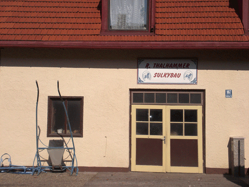 Daglfinger Straße 107
Seit 1541 gibt es eine Schmiedgerechtigkeit in Daglfing. Nikolaus Pichelmann, ein Wagner, übernahm im Jahr 1895 die Schmiede.
Heute ist hier eine Sulkybauwerkstatt.