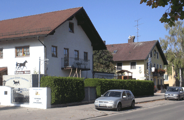 Kunihohstraße 1
Das Haus "beim Schwaiger" ist 1557 erstmals bezeugt und lag noch 1830 auf der gegenüberliegenden Straßenseite.
Es wurde an diese Stelle versetzt. Seit 1900 Schmiede, ab 1936 Sulkybau für die Trabrennbahn.