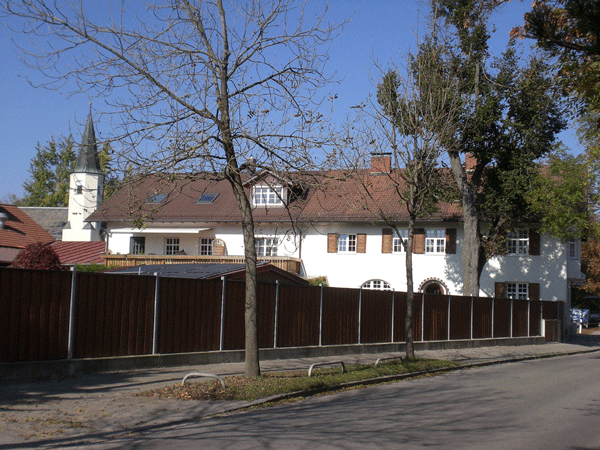 Kunihohstraße 19
Der 3/4 Hof "beim Kotter" führt seinen Hausnamen auf das Bauerngeschlecht zurück, das von 1500 über 100 Jahre lang den Hof betrieb.
Seit Beginn des 19. Jahrhunderts wird er von der Familie Pöltl bewirtschaftet. 1840 heiratete Joseph Sedlmair ein.
Das heutige Anwesen stammt aus dem Jahr 1908 und steht unter Denkmalschutz.
