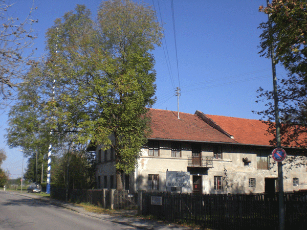 Kunihohstraße 22
Der "Meßnerhof" steht heute unter Denkmalschutz und stammt im Kern aus dem 19. Jahrhundert. Der Name leitet sich sicherlich daher, dass hier der örtliche Meßner gewohnt hat.