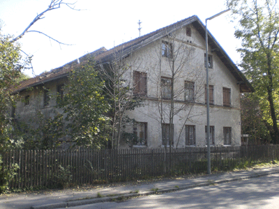 Kunihohstraße 22
Der "Meßnerhof" steht heute unter Denkmalschutz und stammt im Kern aus dem 19. Jahrhundert. Der Name leitet sich sicherlich daher, dass hier der örtliche Meßner gewohnt hat.