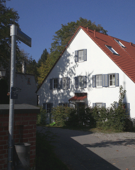 Sambugastraße 15
"Beim Bauern" - der seit 1500 bestehende Hof wurde seit 1834 von der Familie Schuller und deren Nachkommen bewohnt.
2003 wurde das Anwesen abgerissen und der Neubau in Ausrichtung und in Optik dem Vorgängerbau angepasst.