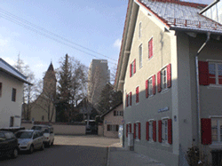 Die gleiche Ansicht im Oktober 2007: links der Bogmairhof, rechts der Plankenhof, ehemals "Alter Wirt". Im Hintergrund St. Nikolaus mit Hirtenhaus und dahinter das Hochhaus an der Freischützstraße. (Foto: Dietlind Pedarnig)