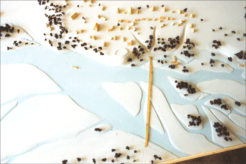 Die mäandernde Isar in Höhe des Dorfs Oberföhring, Modell von Josef Krause, Verein für Stadtteilkultur im Münchner Nordosten e.V., erstellt zur Ausstellung "Föhring - Geburtshelfer Münchens?", August 2008. Zusehen ist auch die ehemalige mittelalterliche Pfahljochbrücke, um die 1158 der legendäre Streit zwischen Bischof Otto I. und Heinrich dem Löwen entbrannte. Ihre hier dargestellte Lage wird von der Forschung allerdings nur vermutet.