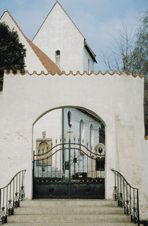 St. Johann Baptist Kirche und schmiedeeisernes Tor am Eingang, hpt © Verein für Stadtteilkultur im Münchner Nordosten e.V.
