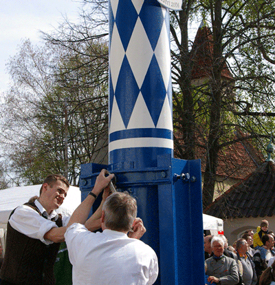 Aufstellung des Maibaums Mai 2006, hpt © Verein für Stadtteilkultur im Münchner Nordosten e.V.