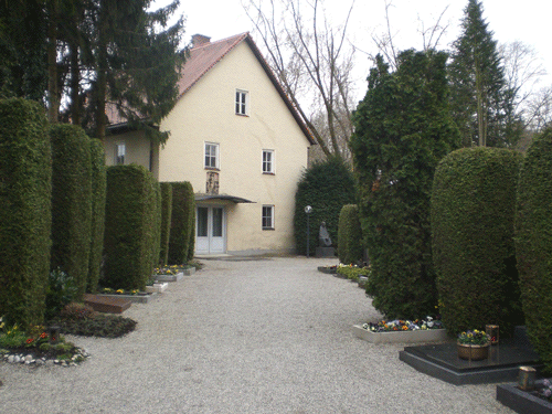 Das »Mesnerhäusl« in der Muspillistraße 12, ersetzt über seine ganze Länge die Friedhofsmauer von St. Lorenz, dietlind pedarnig, 2008, was auch die obere Luftbildaufnahme wunderbar verdeutlicht.