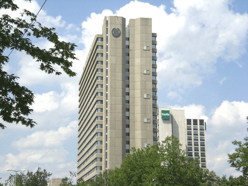 ArabellaSheraton Hotel seit 2009 mit neuem Namen: Westin Grand, © Verein für Stadtteilkultur im Münchner Nordosten e.V., 2007 und 2009