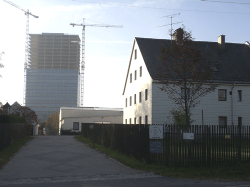 SZ-Konzernzentrale im Rohbau, rechts der Streicherhof, Eggenfeldener Straße 54 (2007)