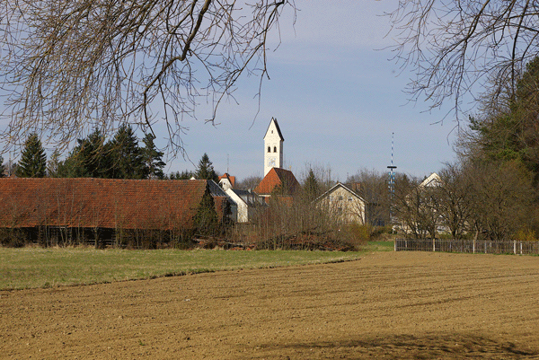 Trockenstadel (links) der Ziegelei "Deck" in Oberföhring mit Kirchturm St. Lorenz, von der Johanneskirchner Straße aus gesehen © hpt Verein für Stadtteilkultur im Münchner Nordosten e.V. (2008)