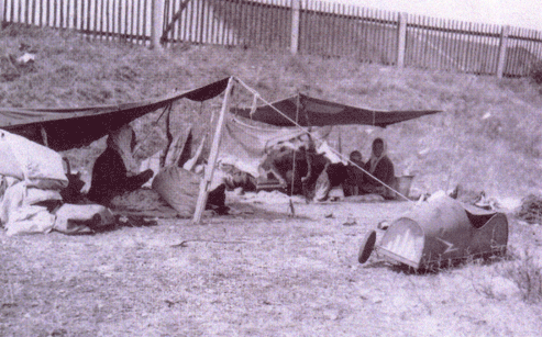 Durchreisende Roma-Familie auf dem Wohnwagenplatz Riemer Straße, 1950er Jahre. Nur selten waren noch Umherziehende anzutreffen, die nur ein Zelt besaßen