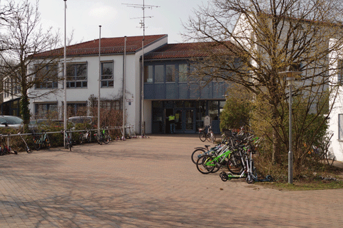 Fritz-Lutz-Grundschule Haupteingang hpt © Verein für Stadtteilkultur im Münchner Nordosten e.V. (2008)