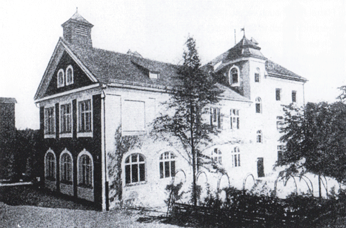 Altes Schulhaus am Bogenhauser Kirchplatz (mit Feuerwehrturm) um 1890.