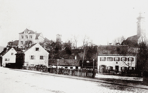 historische Aufnahme: die ehemalige Bogenhauser Schule mit Feuerwehrturm, im Vordergrund Kleinanwesen an der Montgelasstraße, um 1890, rechts St. Georg; Quelle: Buchscan aus s.o.