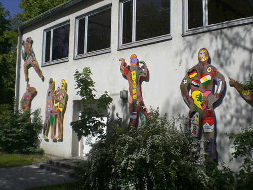 Bunte Figuren machen die etwas triste Architektur des östlichen Gebäudetrakts (Turnsaal) erträglicher © dietlind pedarnig, 2008.