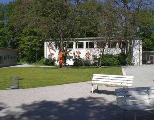 Blick auf den östlichen Gebäudeteil, ganz rechts ist der hier abgestellte und nicht mehr vollständige "Taubenbrunnen" von Prof. Hans Wimmer zu sehen © dietlind pedarnig, 2008.