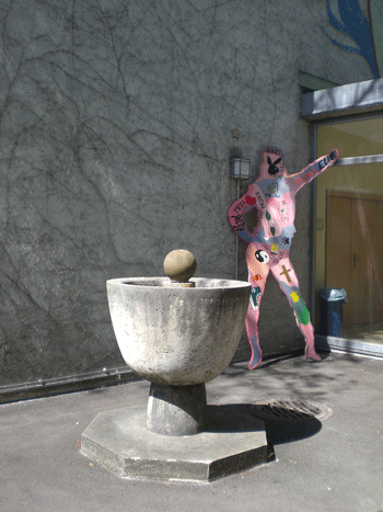 Der "Taubenbrunnen" unter Bewachung ... © dietlind pedarnig, 2008.