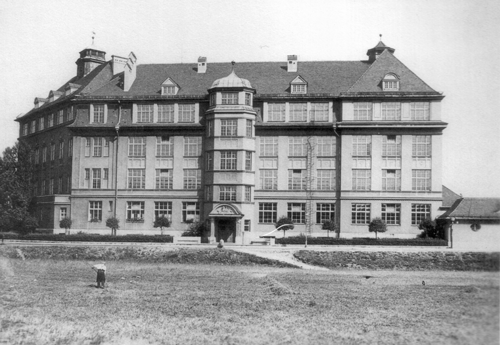 Die Gebeleschule um 1920; Buchscan aus: Willibald Kar (Hrsg.): "Bogenhausen. Vom bäuerlichen Pfarrdorf zum noblen Stadtteil", München 1992.