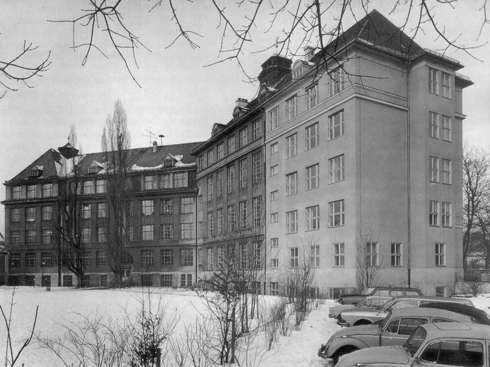 Blick auf den Schulhof der Gebeleschule mit Anbau, 1971