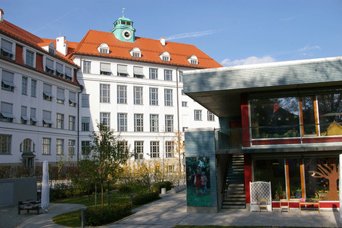 Der neue Kindergarten im Schulhof, von der Denninger Straße aus gesehen, Gebeleschule mit Kindergarten; hpt © Verein für Stadtteilkultur im Münchner Nordosten e.V., 2007