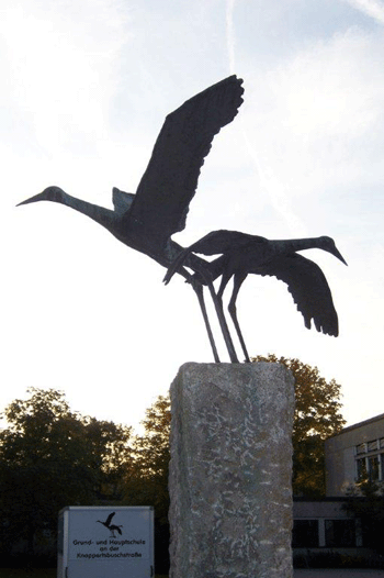 Vor der Knappertsbuschschule hpt © Verein für Stadtteilkultur im Münchner Nordosten e.V.