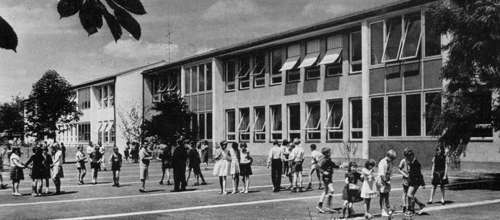 Ansicht des Pausenhofes und der Lehrsaaltrakte von SO (links II. Bauabschnitt, rechts I. Bauabschnitt), 1965 historische Fotogalerie: Buch-Scan (s.o.)