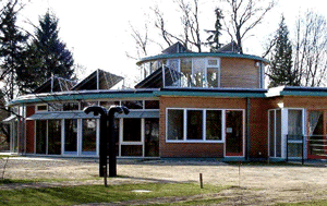 Gesamtansicht mit Solarkollektoren auf dem Dach, © oebz