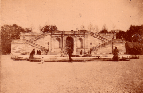 Die Prinzregent-Luitpold-Terrasse noch vor der Errichtung des Friedensengels, aber schon mit Brunnenanlage, um 1896 © Foto private Schenkung an den Verein für Stadtteilkultur im Münchner Nordosten