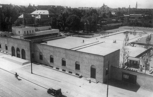 Prinzregenten-Stadion und -Bad, links über dem Gebäude die Villa seines Erbauers, des Diplomingenieurs Krantz, 1936. Quelle: Buchscan aus "Bogenhausen", Karl, 1992.