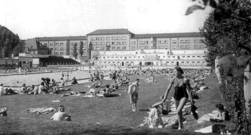 Prinzregentenbad mit Blick auf die gegenüberliegende Genossenschaftswohnanlage der 1920er Jahre,im Stil der Neuen Sachlichkeit, 1938