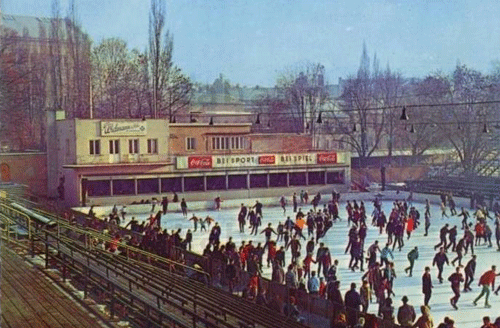 Wintereislaufbetrieb im Prinzregentenstadion im Winter in den 1960er / Anfang 1970er Jahren (Postkarte); in der rückwärtigen Restauration (heute "Aquamarin") genießt man auch heute noch einen wunderbaren Ausblick auf die Eisfläche