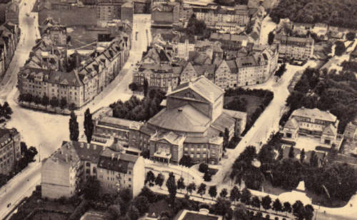 Luftbildaufnahme des Prinzregententheaters, Ansichtskarte 1930er-Jahre. Neben dem Theater rechts ist die mächtige Villa von Dipl. Ing. Fritz Krantz, (erbaut um 1925 von Heilmann & Littmann) zu sehen.