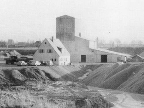 Obermaiersches Quetschwerk als Nachfolgenutzung einer Ziegelei, Denninger Straße 190, Scan: aus Karl 2002, S. 106.