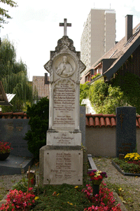 Familiengrab Flaschenträger