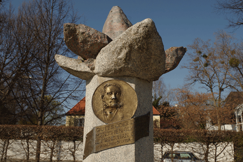 Ausschnitt aus dem Adalbert-Stifter-Denkmal. hpt © Verein für Stadtteilkultur im Münchner Nordosten e.V., 2007