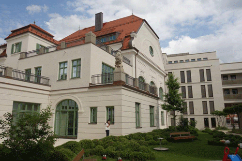 Innenhof mit Skulptur auf der Ballustrade des »Salettls«