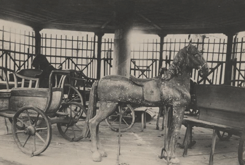 Pferd und Wagen des Betz'schen Karussells, um 1900. Nach Auflassen der Wirtschaft 1921 wurden die Figuren an das Münchner Stadtmuseum gegeben und sind dort zu besichtigen. © Stadtarchiv München, Sammlung Karl Valentin, Sign. DE-1992-FS-NL-KV-0909