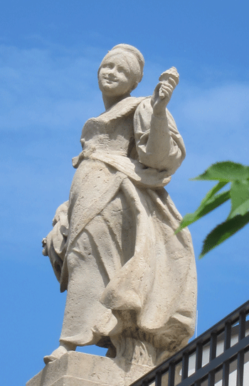 Erhaltene Schmuckfigur aus Sandstein auf der Ballustrade des Salettls der ehemaligen »Betz'schen Gastwirtschaft«. Der Bildhauer ist unbekannt, laut Familienerinnerung soll Josefine Betz, die Tochter von Besitzer Lorenz Betz, dafür Modell gestanden haben. © Dr. Gerhard Selmayr