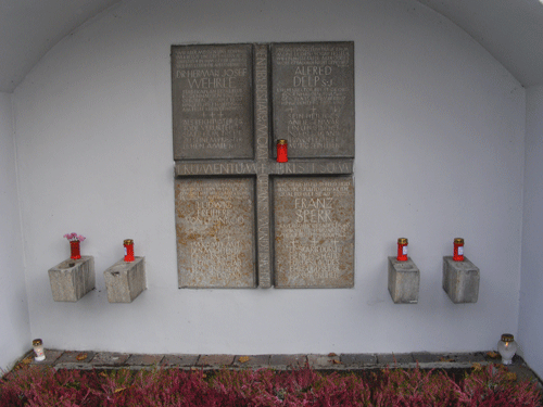 Die Gedenkstätte in der Kirchenmauer von St. Georg © dietlind pedarnig (2007)