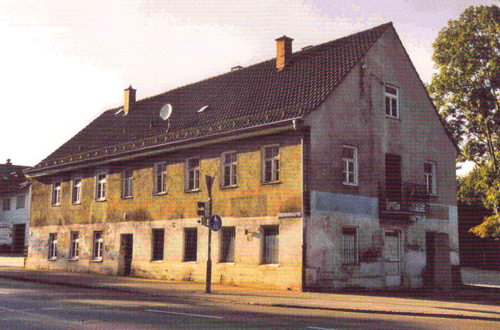Eggenfeldener Straße 63 in den 1970er-Jahren: Die Wirtschaft ist aufgegeben und das Gebäude schon zu diesem Zeitpunkt heruntergekommen. © Karin Bernst