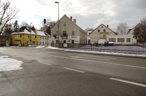 Blick auf das neue Zamdorf: der Hochhausturm des SZ-Verwaltungsgebäudes, rechts der ehemalige »Alte Wirt« mit dem Kilometerstein davor. hpt © Verein für Stadtteilkultur im Münchner Nordosten e.V. (2013)