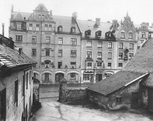Blick vom zu diesem Zeitpunkt verwahrlosten Hinterhof der »Betz'schen Gastwirtschaft« auf die Ismaninger Straße und ihre Mietshäuser Nr. 124 und 126. Fotografie von Georg Pettendorfer, 16.7.1919. Hier stand nach der Übernahme durch die Firma Togal der St.-Georgi-Brunnen im Vorhof des Unternehmens © Stadtarchiv München, Sign. DE-1992-FS-NL-PETT1-1378