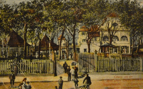 Rückwärtiger Eingang in der Händelstraße, ganz links der Tanzpavillon, daneben das Karussell, historische Ansichtskarte der Gastwirtschaft aus den Jahren um 1900 und 1912 © privat
