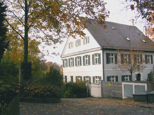 Pfarrhaus St. Georg, links das Delp-Denkmal, © dietlind pedarnig, 2007