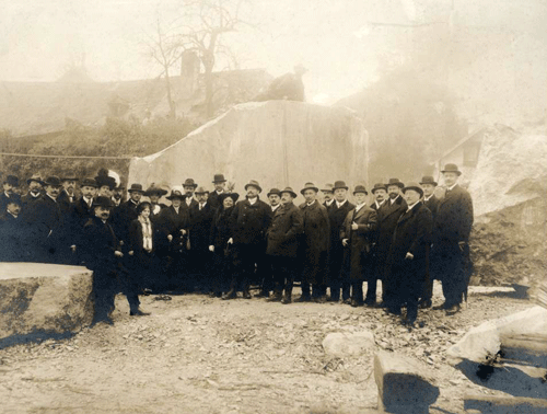 Besichtigung des für das Richard-Wagner-Denkmal ausgewählten Figurenblockes im Untersberger Marmorbruch bei Oberalm, Nähe Salzburg, 1912. © Stadtarchiv München, Sign. DE-1992-FS-AB-STB-095-06