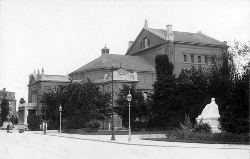 Das Richard-Wagner-Denkmal, neben dem Prinzregententheater, um 1913. © Stadtarchiv München, Sign. DE-1992-FS-STB-0606