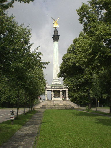 Blick auf den Friedensengel mit Korenhalle vom Osten (Europaplatz) aus © dietlind pedarnig (2007)