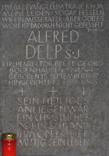 Tafeln zur Erinnerung an die vier Widerstandskämpfer mit den Lebensdaten und individuellen Inschriften, hier Pater Alfred Delp © dietlind pedarnig (2007)