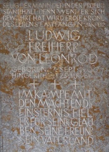 Tafeln zur Erinnerung an die vier Widerstandskämpfer mit den Lebensdaten und individuellen Inschriften, hier Ludwig Freiherr von Leonrod © dietlind pedarnig (2007)
